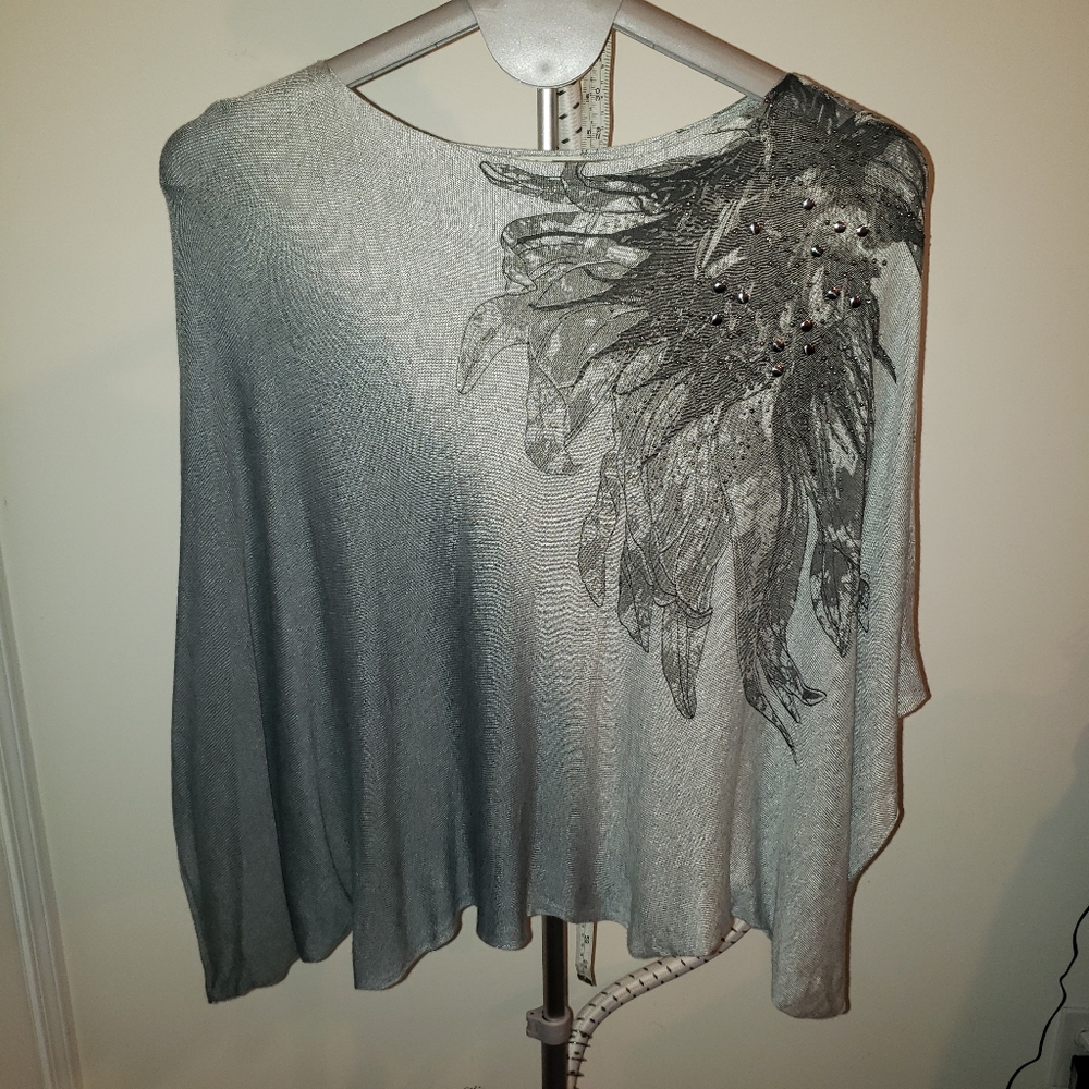 Verty cape sleeve top one size grey floral accent